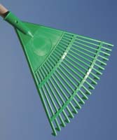 SCOPA PER FOGLIE TRIANGOLARE IN PLASTICA          